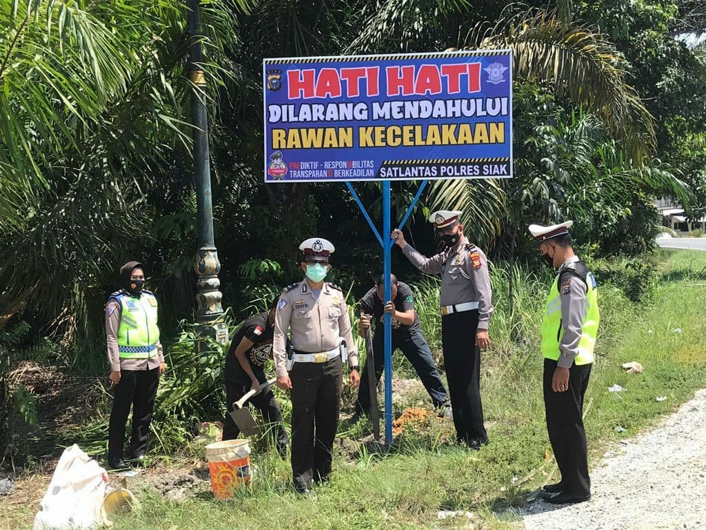 Pemasangan imbauan di sejumlah titik di wilayah Minas, Kabupaten Siak, Senin (4/10/2021).